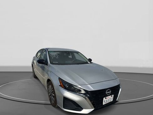 Used 2024 Nissan Altima 2.5 SV FWD image 4