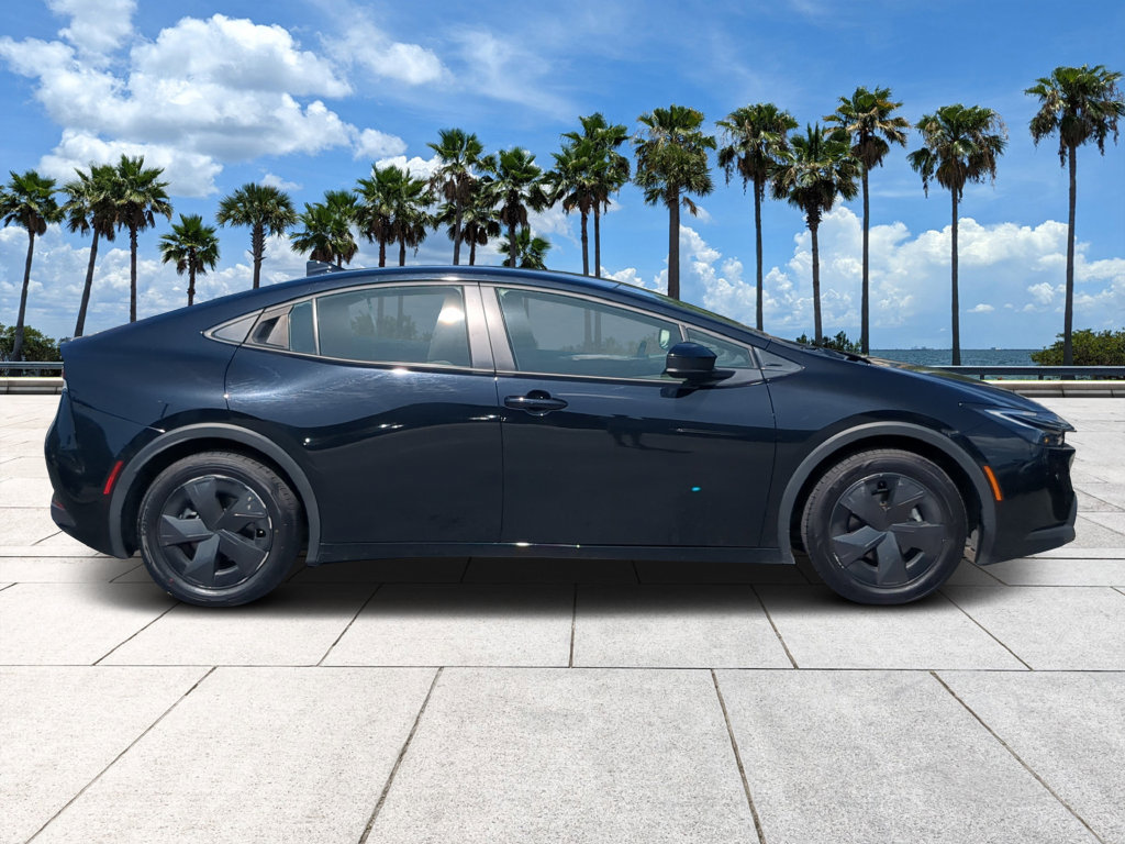 Used 2025 Toyota Prius LE FWD image 4