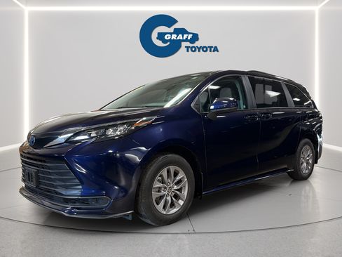Used 2024 Toyota Sienna LE w/ LE Plus Package AWD/4WD image 2