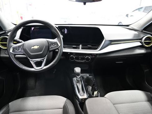 Used 2024 Chevrolet Trax LT w/ Sunroof Package image 13