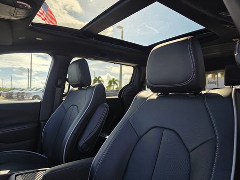 New 2026 Chrysler Pacifica Limited image 13