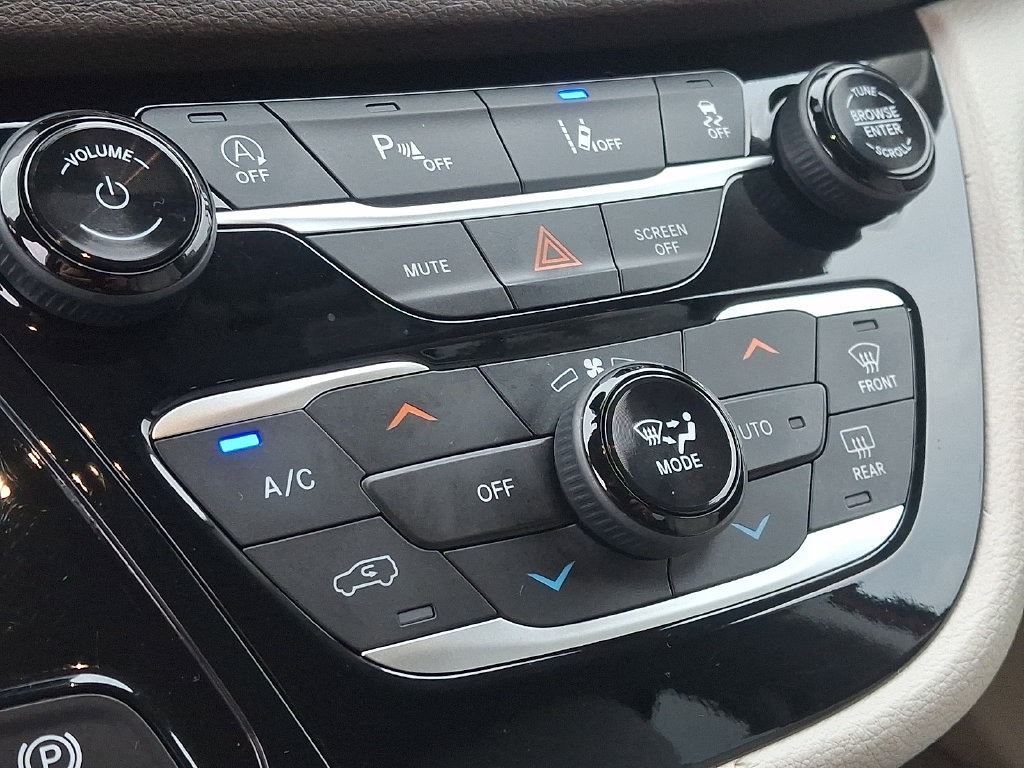 Used 2021 Chrysler Pacifica Touring-L FWD image 16
