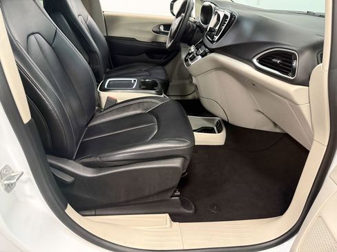 Used 2024 Chrysler Pacifica Touring-L image 63