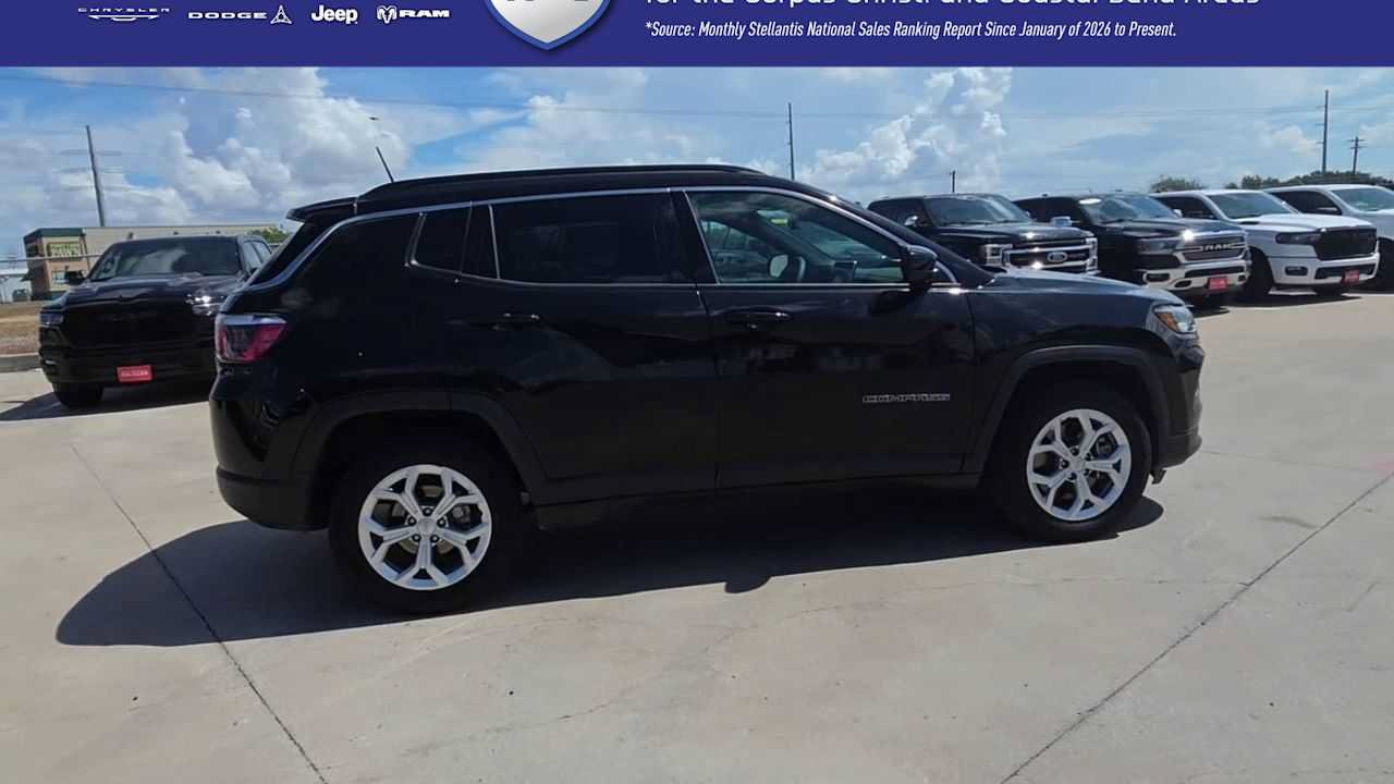 Used 2024 Jeep Compass Latitude AWD/4WD image 9