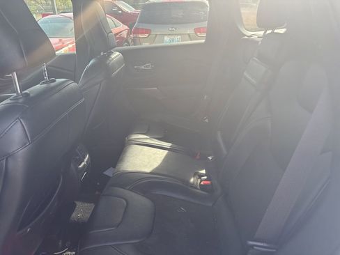 Used 2019 Jeep Cherokee Latitude Plus w/ Cold Weather Group image 11