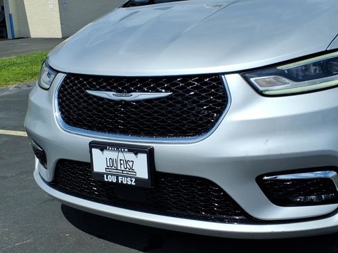 Used 2024 Chrysler Pacifica Touring-L FWD image 35