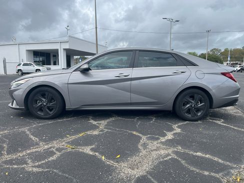 Used 2021 Hyundai Elantra Limited image 7