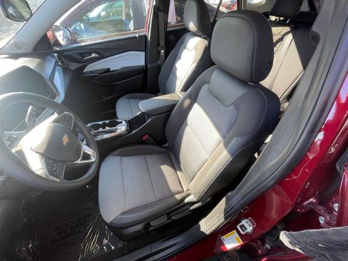 Used 2025 Chevrolet Trax LT w/ LT Convenience Package image 37