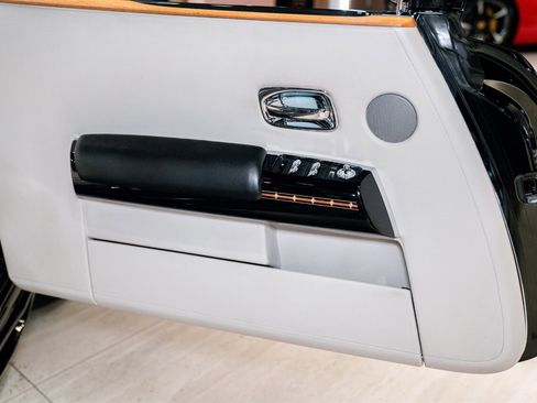 Used 2015 Rolls-Royce Phantom Drophead Coupe image 23