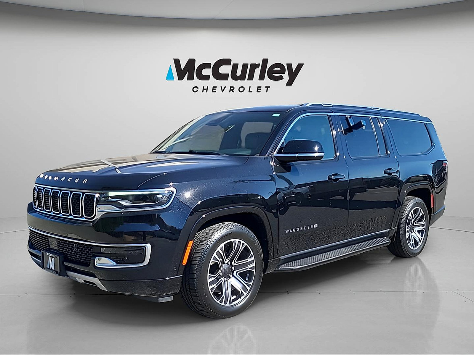 Used 2024 Jeep Wagoneer L Series II w/ Flexible Seating Group AWD/4WD image 3