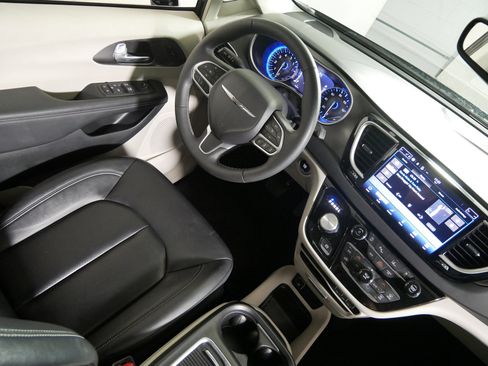 Used 2024 Chrysler Pacifica Touring-L image 9