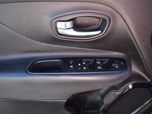 Used 2018 Jeep Renegade Altitude FWD image 11
