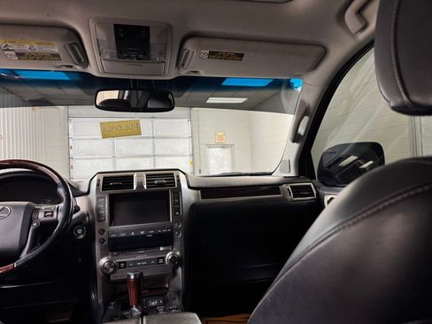 Used 2017 Lexus GX 460 Luxury w/ Sport Design Package image 23