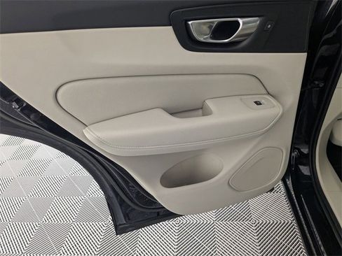 Used 2022 Volvo XC60 B5 Momentum image 27