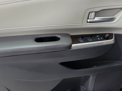 Certified 2021 Toyota Sienna XLE image 12