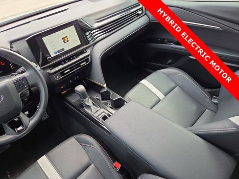 Used 2025 Toyota Camry SE w/ Convenience Package image 12