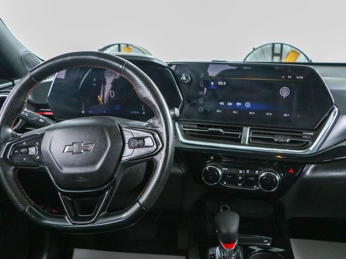Used 2025 Chevrolet Trax RS w/ Sunroof Package FWD image 17
