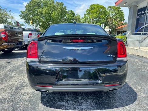 Used 2018 Chrysler 300 S w/ 300S Premium Group RWD image 7