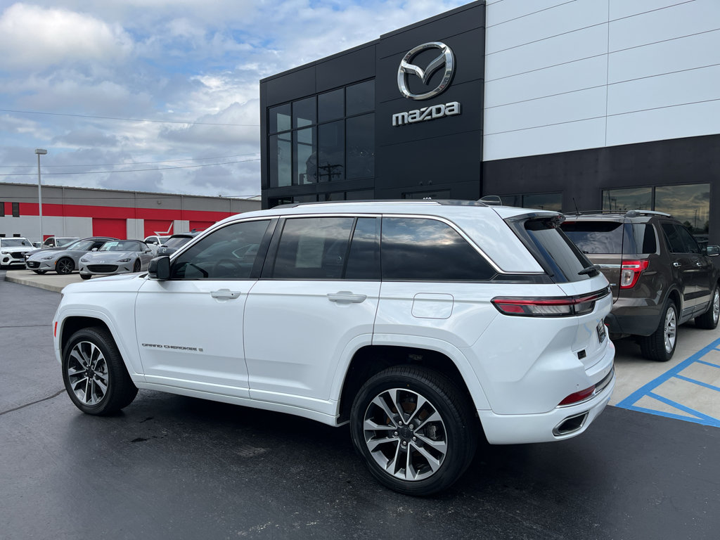 Used 2023 Jeep Grand Cherokee Overland RWD image 3