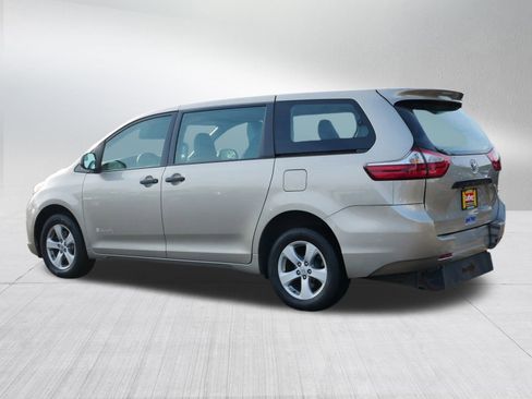 Used 2015 Toyota Sienna L image 5