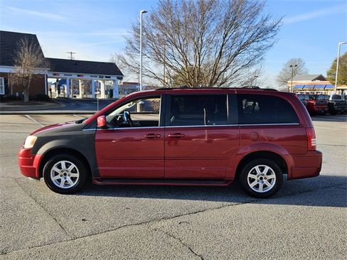 Used 2008 Chrysler Town & Country Touring image 4