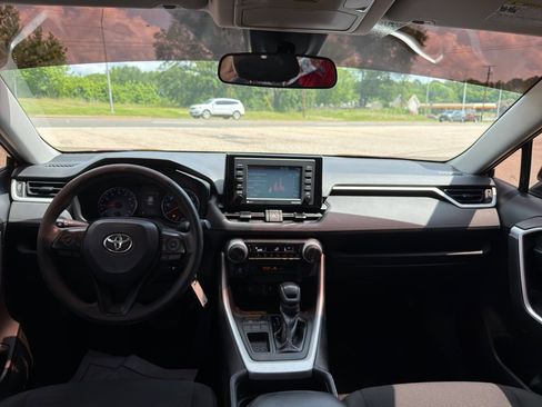 Used 2020 Toyota RAV4 LE FWD image 32