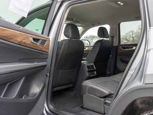 Used 2025 Volkswagen Atlas SE image 28