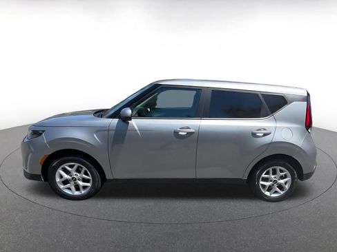 Used 2025 Kia Soul LX w/ LX Technology Package FWD image 9