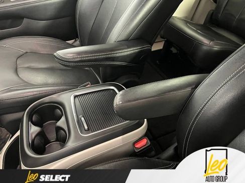 Used 2022 Chrysler Pacifica Touring-L FWD image 25