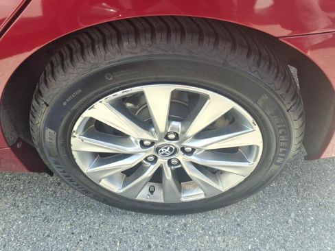 Used 2017 Toyota Camry XLE w/ Moonroof Package FWD image 6