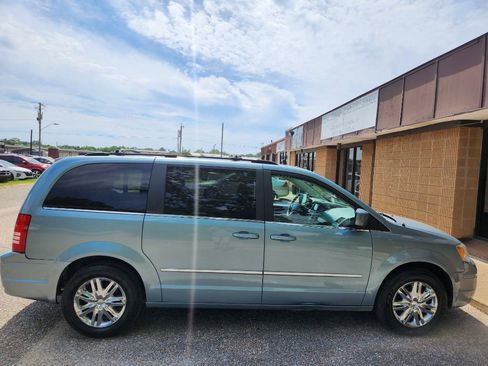 Used 2009 Chrysler Town & Country Touring FWD image 3