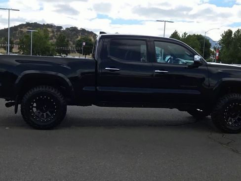 Used 2022 Toyota Tacoma Limited w/ Black Out Package (TMS) AWD/4WD image 9