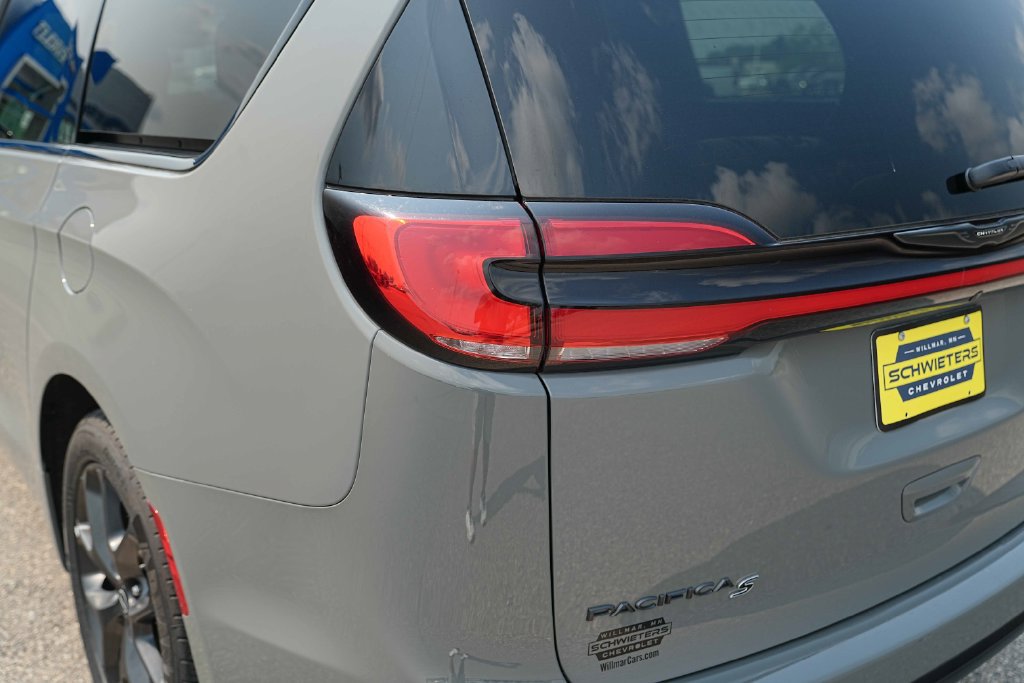Used 2025 Chrysler Pacifica Limited FWD image 10