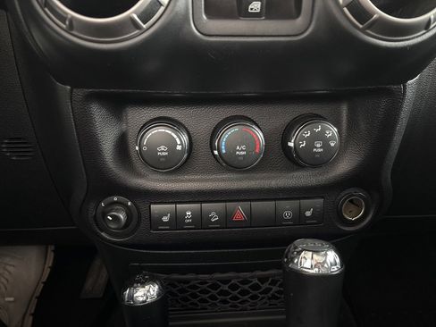 Used 2018 Jeep Wrangler Unlimited Sahara image 15