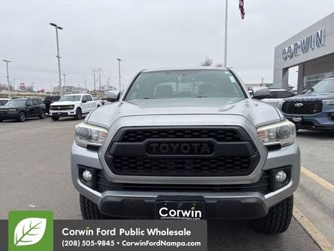 Used 2017 Toyota Tacoma TRD Off-Road image 2