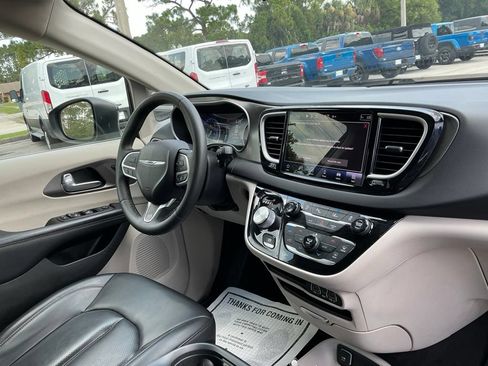 Used 2023 Chrysler Pacifica Touring-L FWD image 25