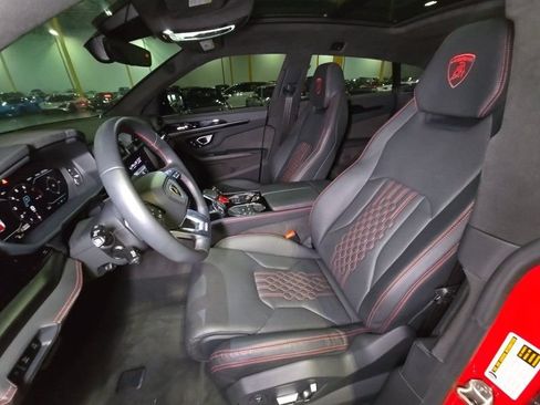 Used 2025 Lamborghini Urus SE AWD/4WD image 3