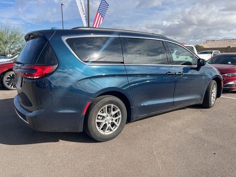 Used 2021 Chrysler Pacifica Touring w/ Uconnect Theater Family Group image 3