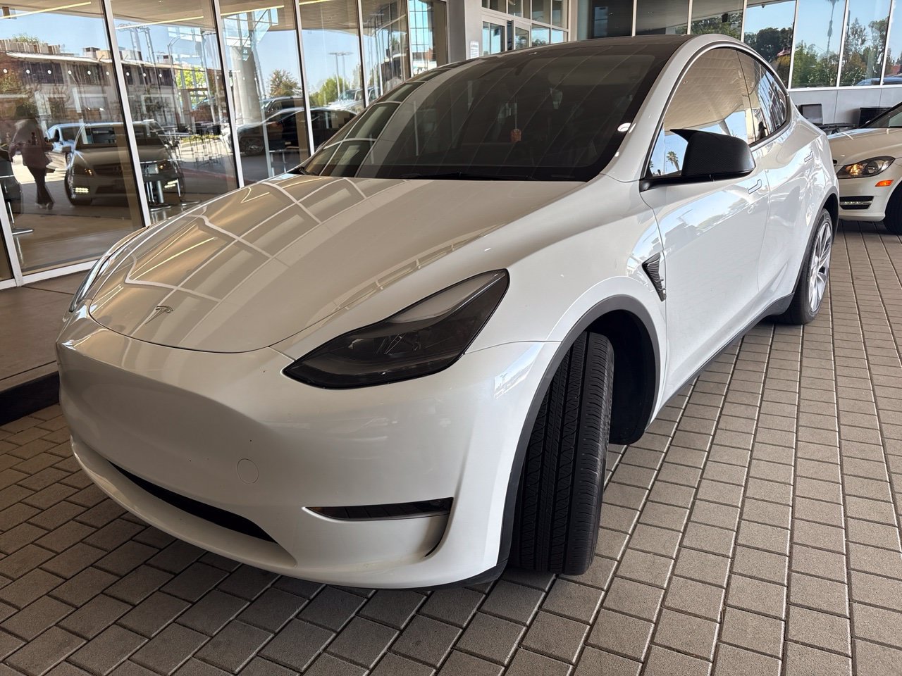 Used 2023 Tesla Model Y 2WD image 3