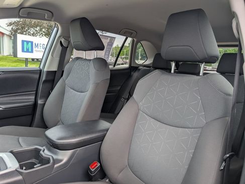 Used 2025 Toyota RAV4 XLE AWD/4WD image 19