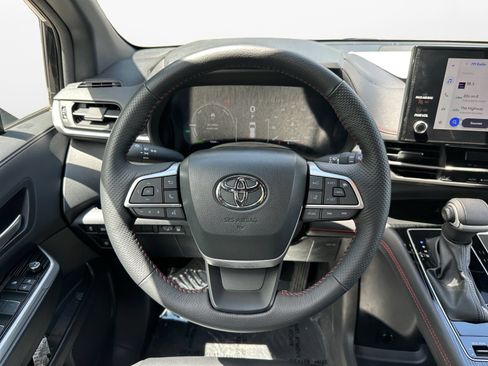 Used 2025 Toyota Sienna LE AWD/4WD image 12