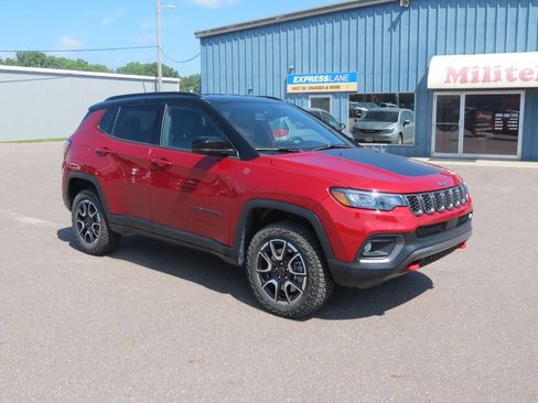 Used 2025 Jeep Compass Trailhawk w/ Trailhawk Convenience Group AWD/4WD image 2