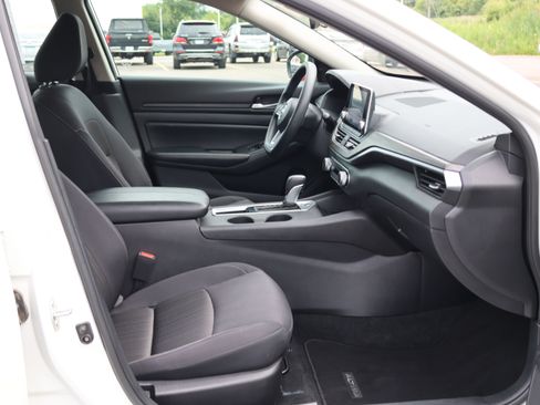 Used 2025 Nissan Altima 2.5 SV FWD image 37