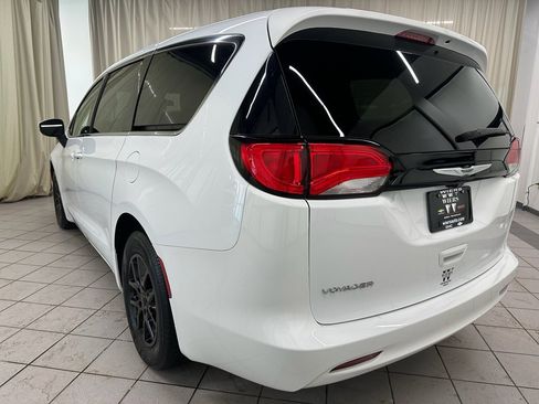 Used 2022 Chrysler Voyager LX image 9