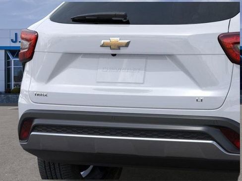New 2026 Chevrolet Trax LT w/ Sunroof Package image 14