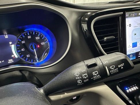 Used 2023 Chrysler Pacifica Touring-L image 22