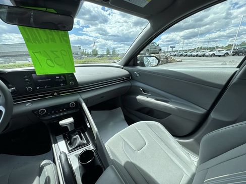 Used 2023 Hyundai Elantra SEL FWD image 11