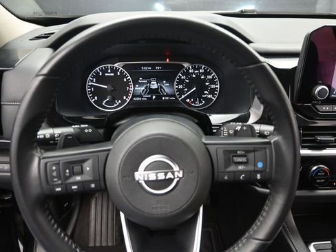 Used 2024 Nissan Pathfinder SV image 11