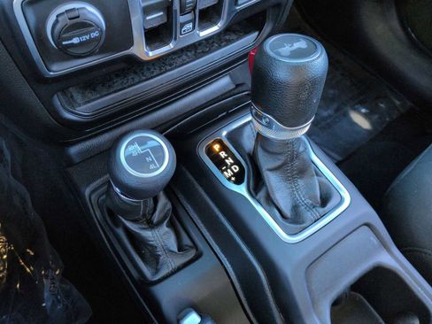 Used 2023 Jeep Wrangler Sport S image 32