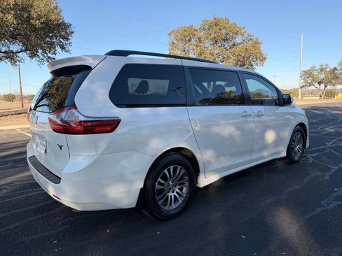 Used 2020 Toyota Sienna XLE image 4